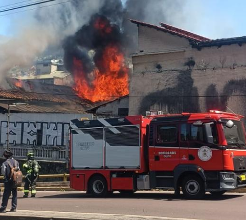 Incendio en el Centro Histórico de Quito provoca cierres viales