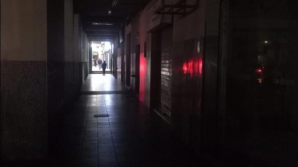 Apagones en varias ciudades del país tras explosión en la subestación eléctrica Paute Molino