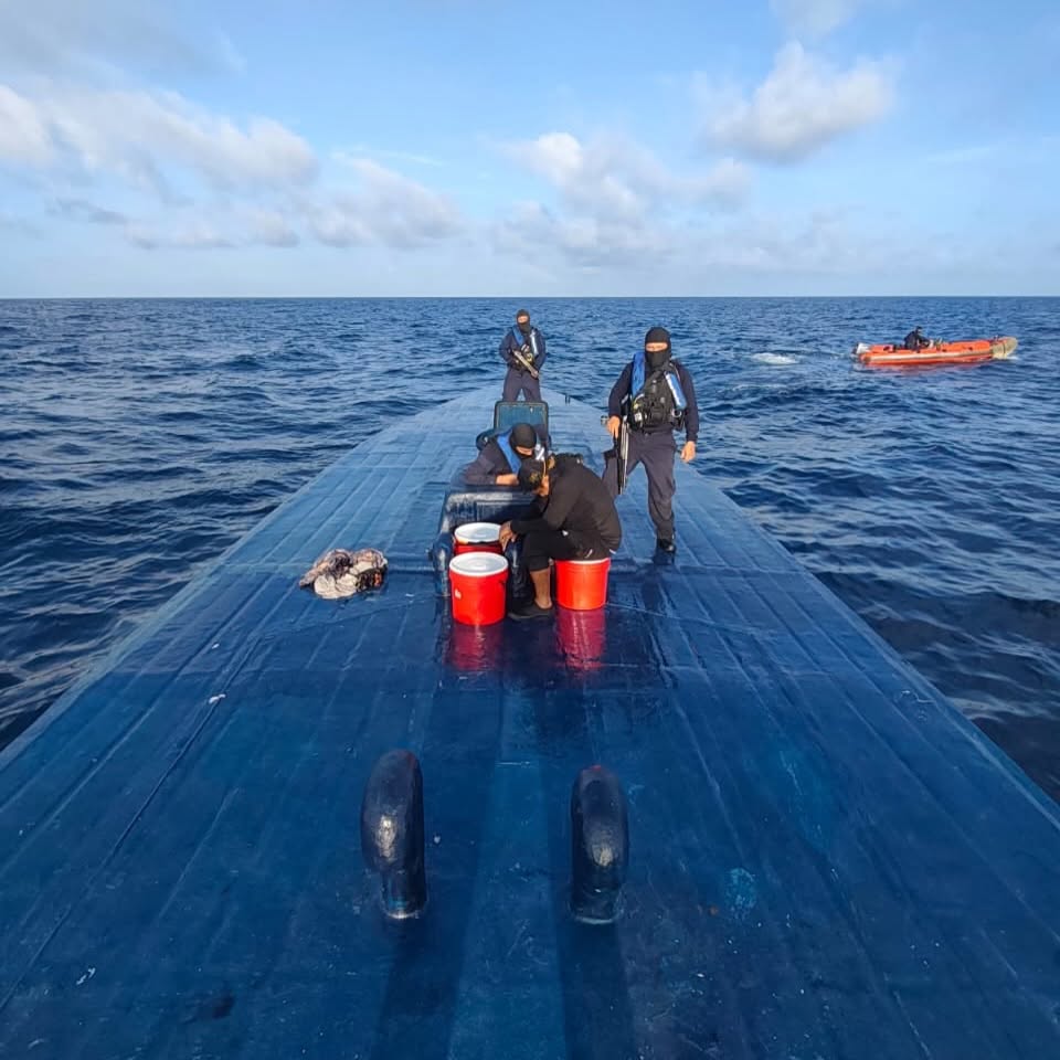 Cuatro personas aprehendidas en semisumergible a 140 millas de la costa ecuatoriana
