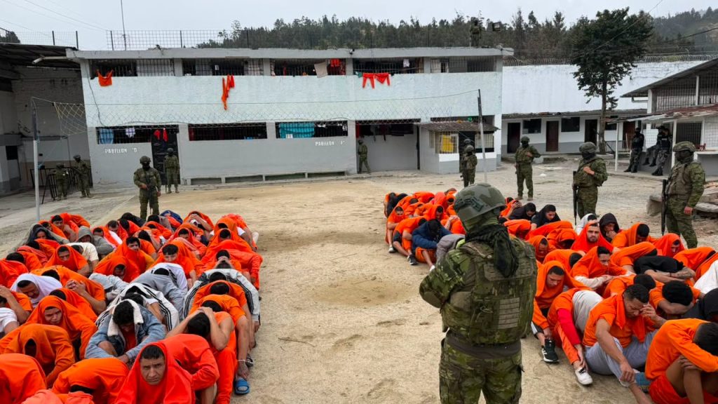 FF. AA. ejecutan operativo en el CPL N.° 1 de Loja