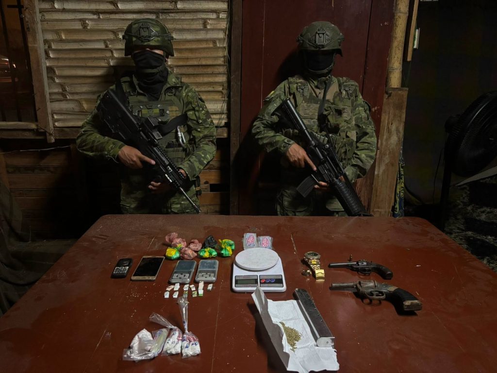 Operativo militar en Pascuales dejó armas y droga decomisadas