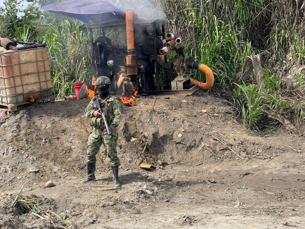 Destrucción de maquinaria utilizada en minería ilegal