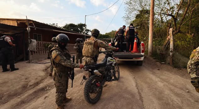 Armada aprehende a un ciudadano y decomisa armas y motocicletas robadas en Manabí