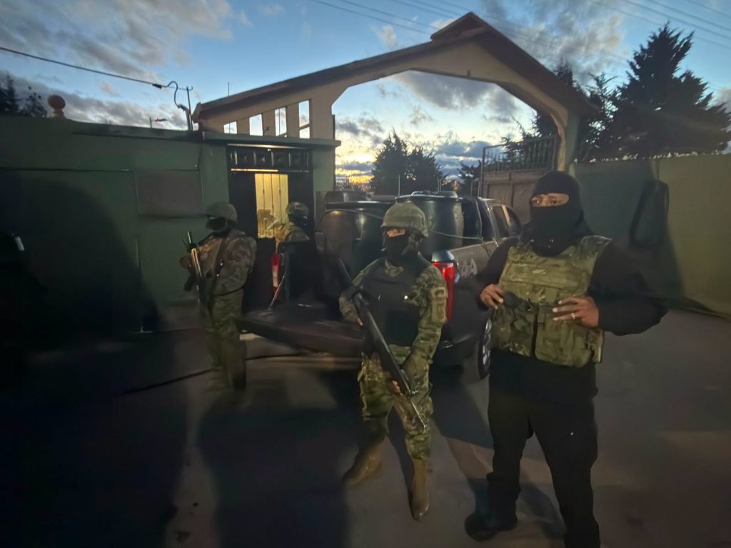 Militares intervienen centro de acopio ilegal de combustible en Quito