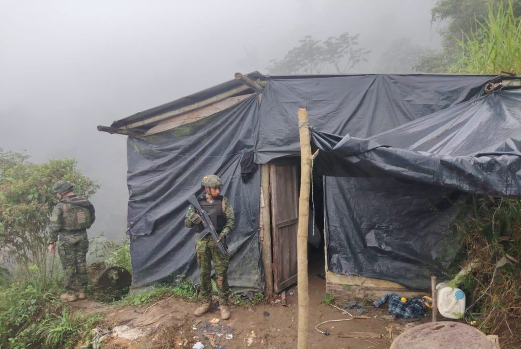 Militares combaten la minería ilegal en Pucará