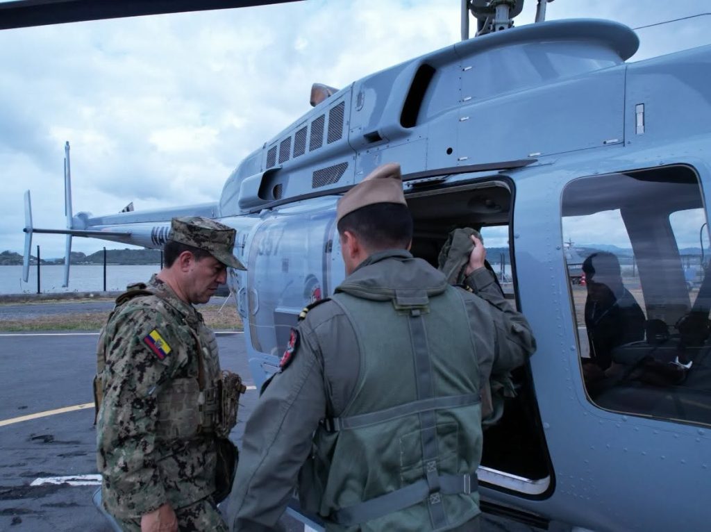 Comandante General de la Armada verifica despliegue militar en la frontera norte
