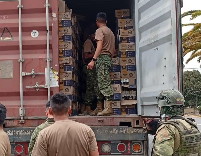Autoridades interceptan tráiler con millonario cargamento de cerveza sin documentos