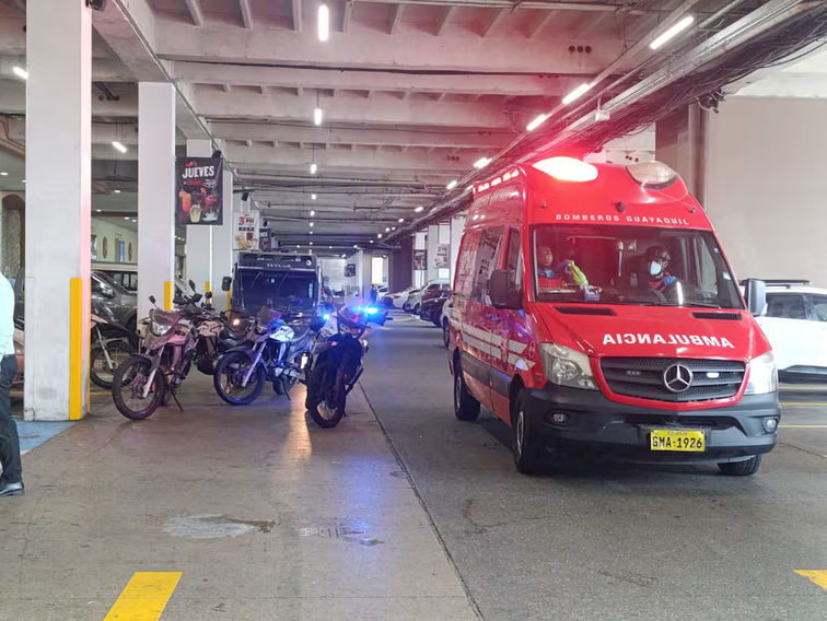 Delincuentes abatidos en intento de asalto en centro comercial de Guayaquil