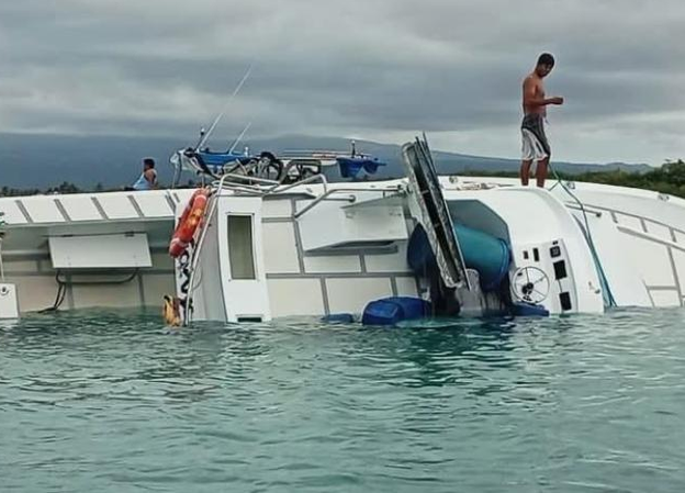 Armada del Ecuador atiende encallamiento de embarcación en isla Isabela