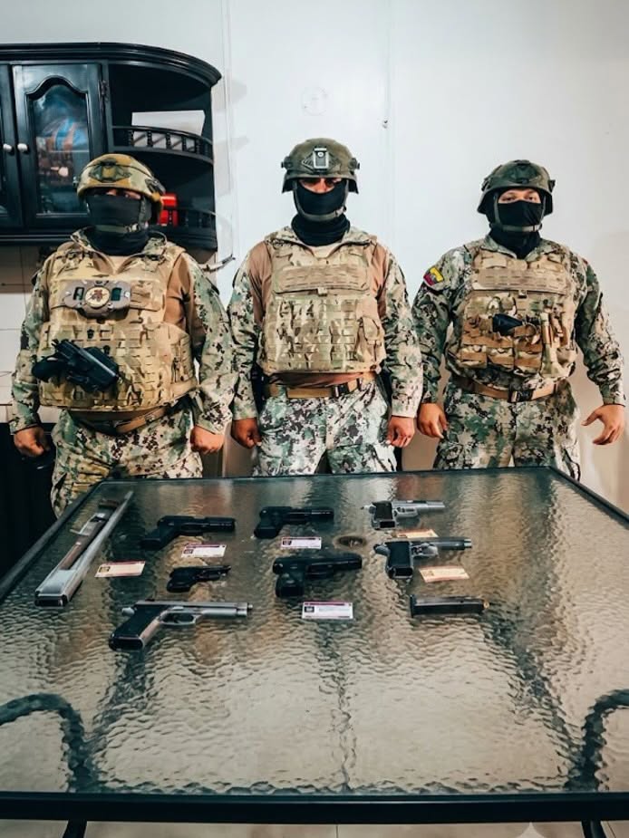 Armada decomisa 12 pistolas durante control a empresa de seguridad en Guayaquil