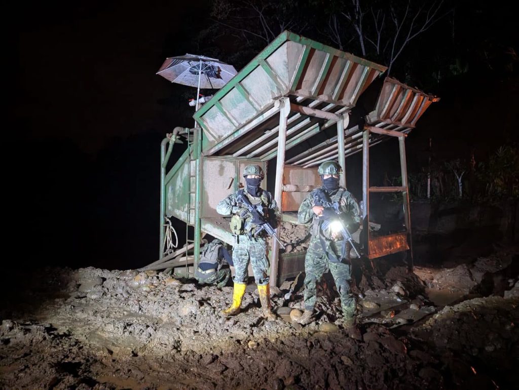 Operación militar golpea a estructuras dedicadas a la minería ilegal en Tena