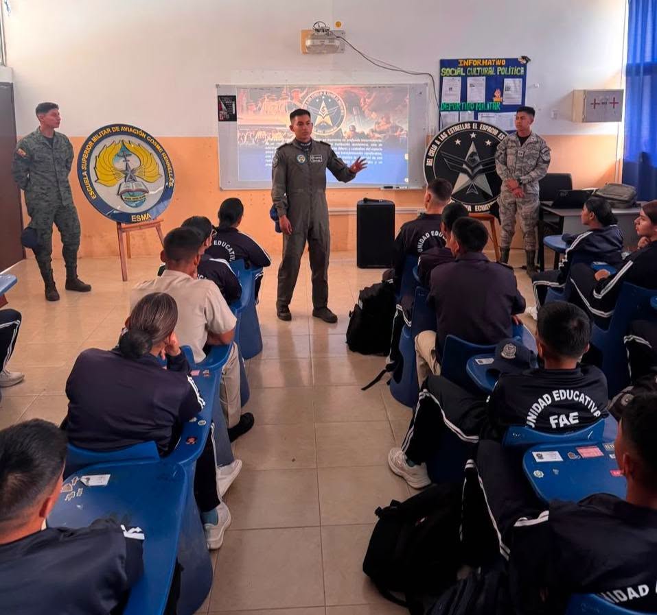 Cadetes llevaron la vocación aeronáutica a las aulas