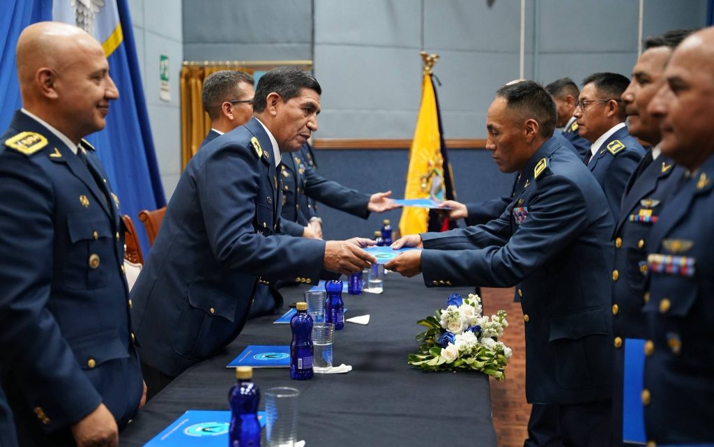 Aerotécnicos culminan su proceso de perfeccionamiento militar