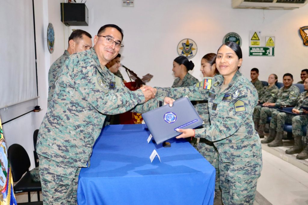 FAE fortalece la preparación en comunicaciones tácticas para la defensa aérea