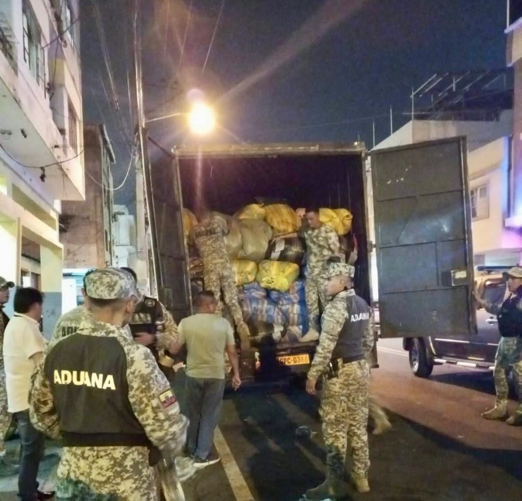 Incautan 250 sacos con mercadería presuntamente de contrabando en Guayaquil