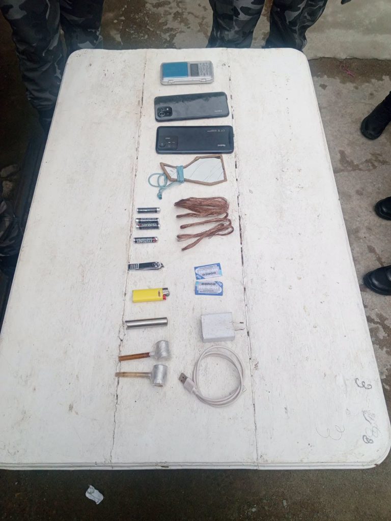 Operativo militar en la cárcel de Loja deja decomiso de objetos prohibidos