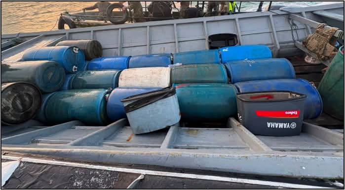 Armada del Ecuador decomisa 1.600 galones de presunto combustible irregular en Esmeraldas