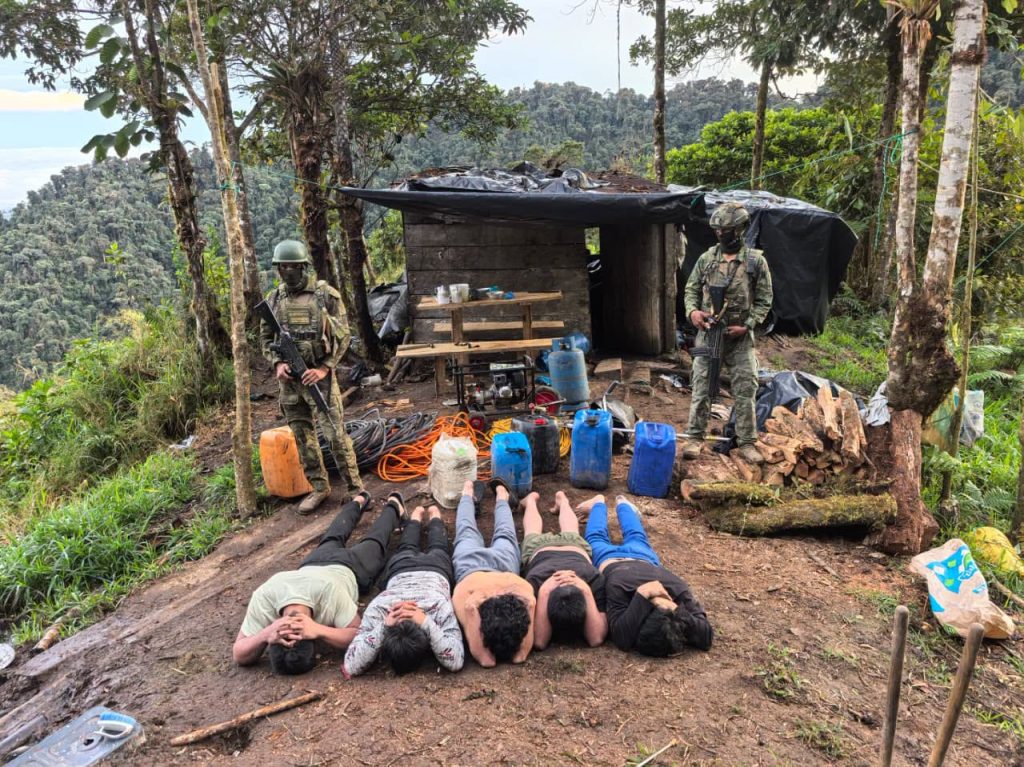 Ejército golpea a la minería ilegal en Imbabura y aprehende a cinco personas