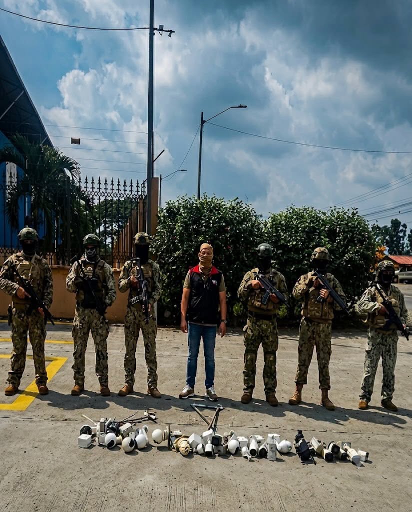 Armada del Ecuador retira 23 cámaras clandestinas en operativo militar en Tenguel