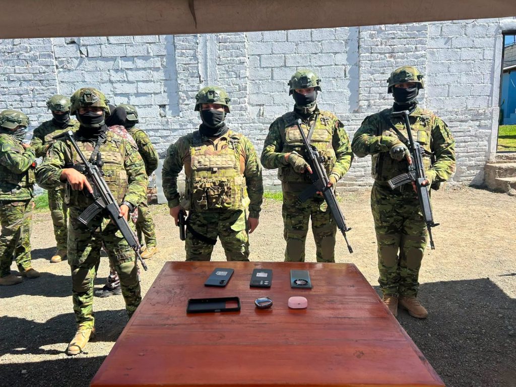 Militares decomisan accesorios en el CPL Cañar N.° 2