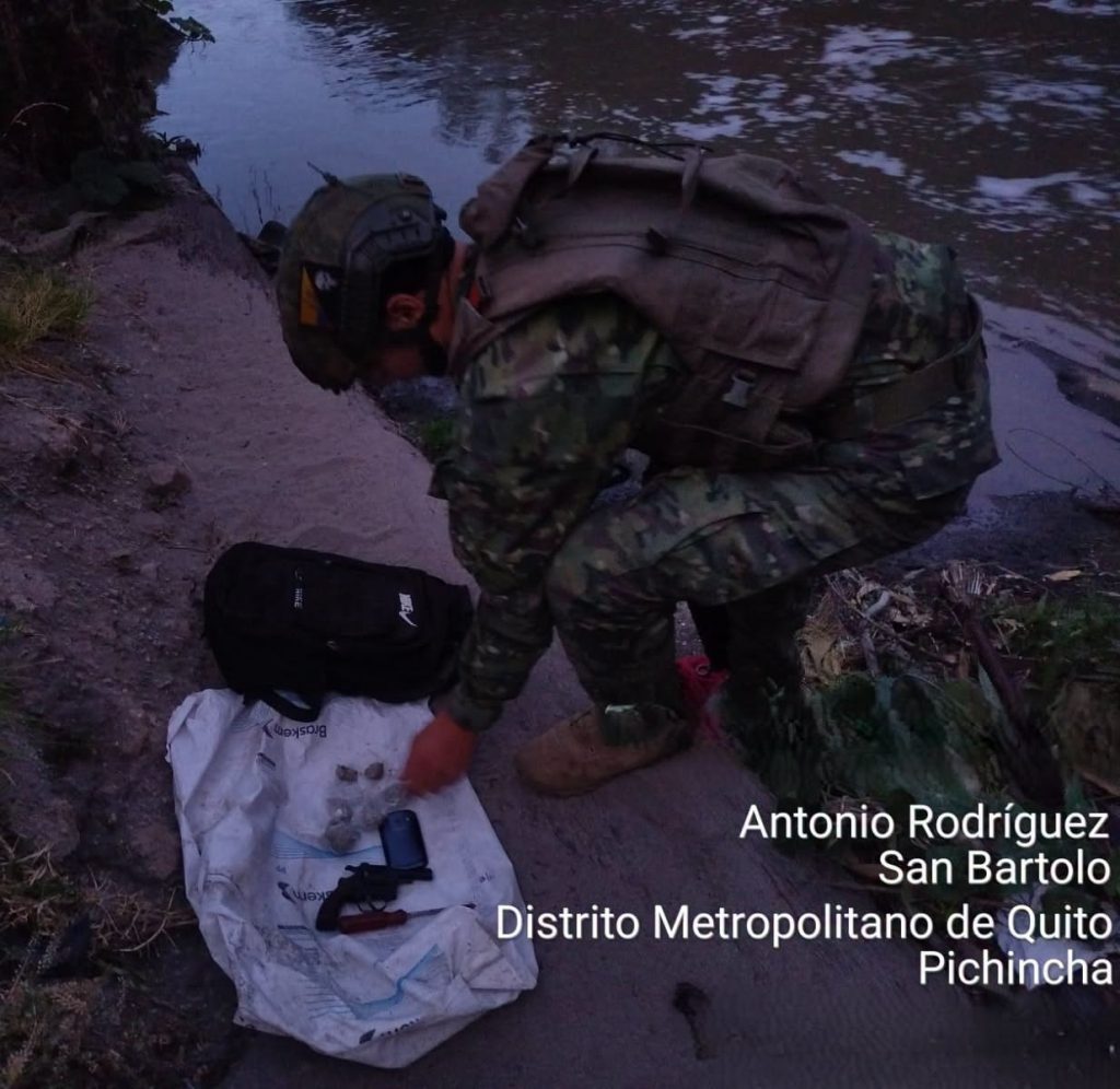En San Bartolo, militares decomisan un revólver y droga