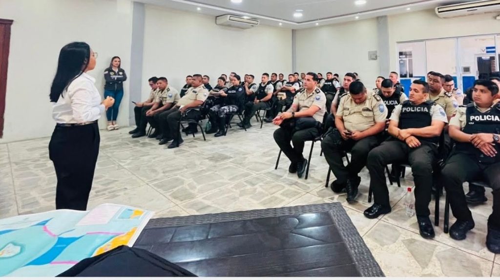 Digeim capacita a la Policía Nacional en conciencia marítima