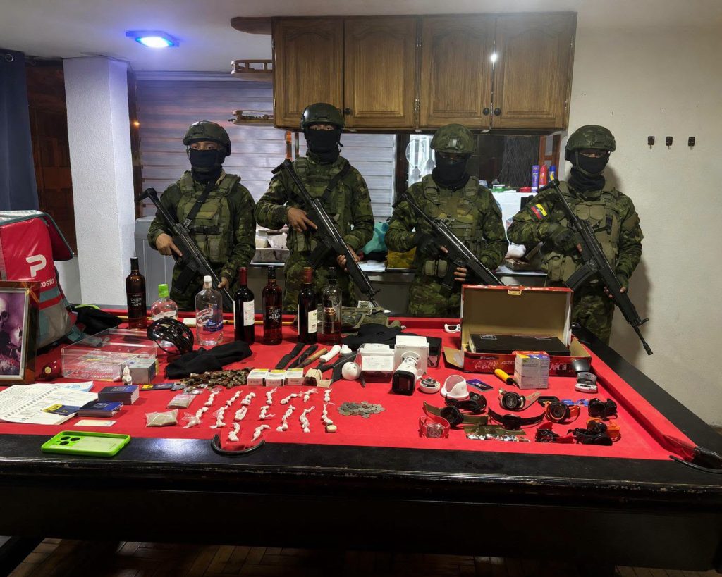Decomisan droga, armas y alcohol adulterado en Quito