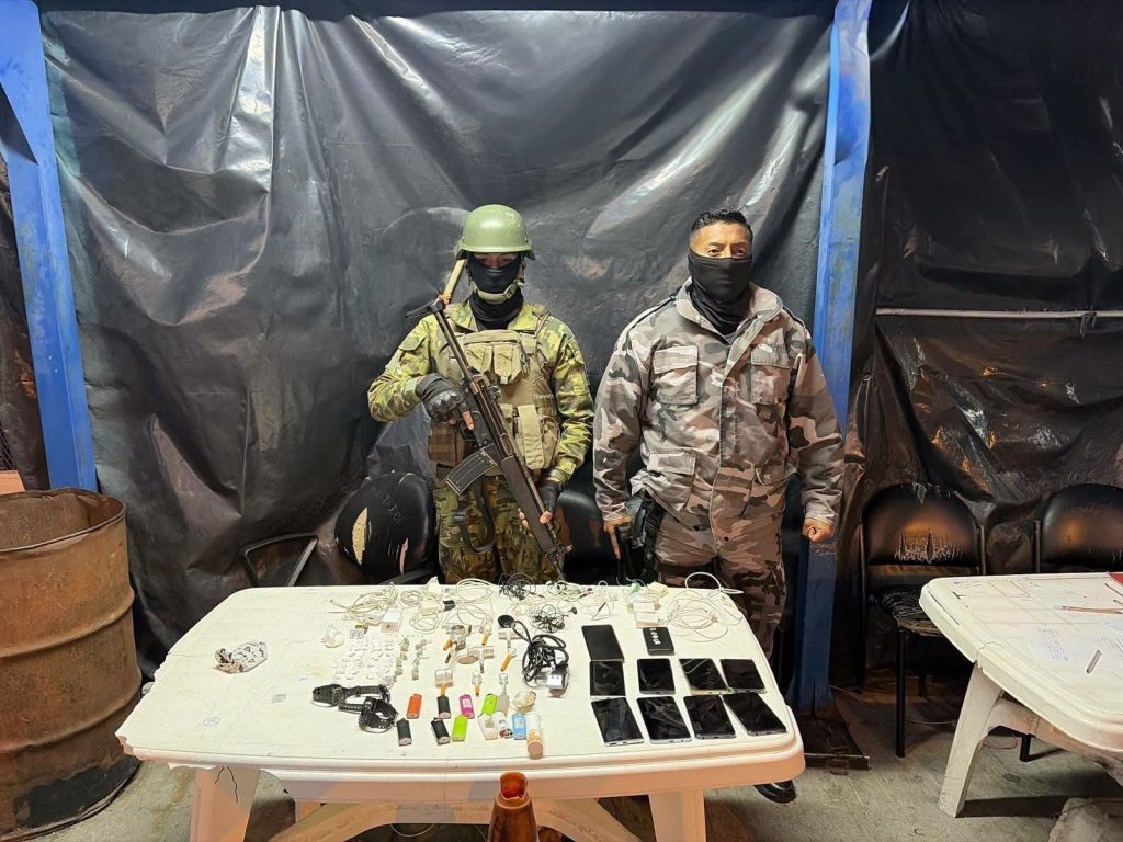 Operativo militar decomisa celulares y sustancias sujetas a fiscalización en CPL Cotopaxi