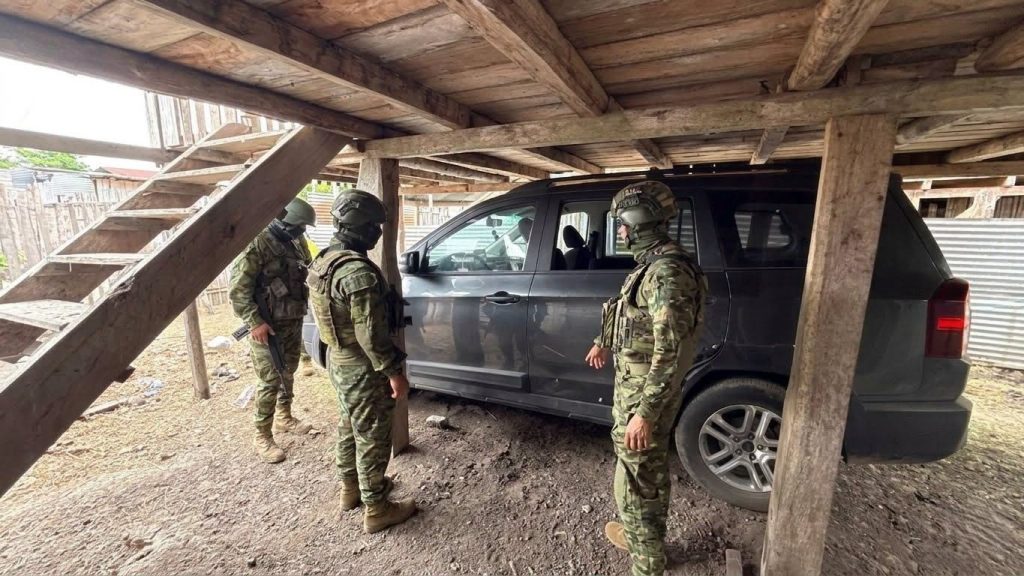 Militares recuperan vehículo robado en Balzar