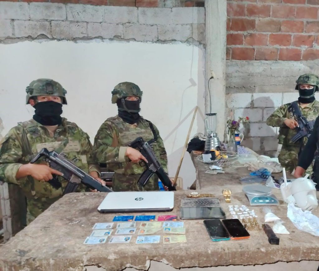 Operativo de seguridad en Nueva Prosperina permite el decomiso de droga y municiones