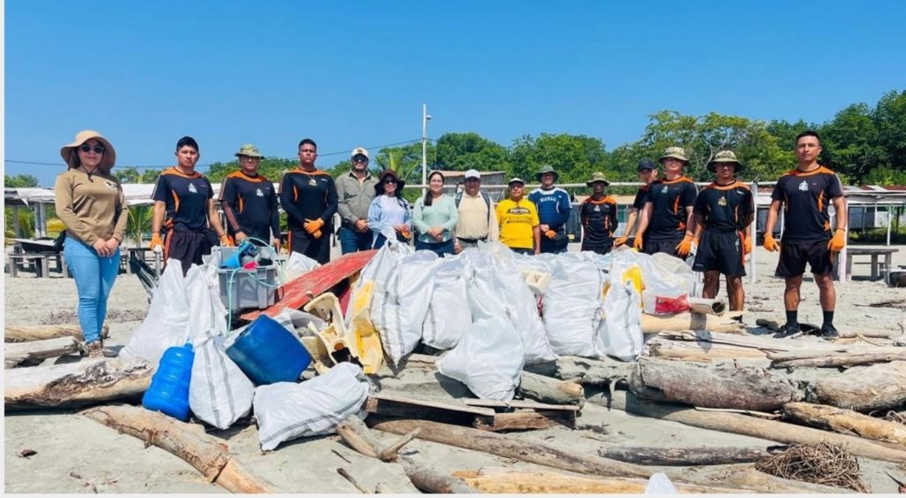 Comunidad y Armada se unen para proteger las playas del Archipiélago de Jambelí