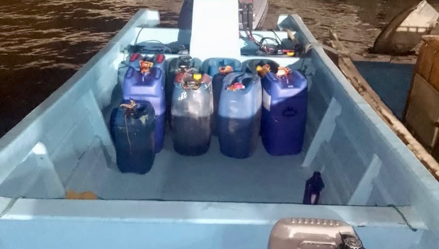 Armada retiene embarcación con 234 galones de gasolina en el estero Huaylá