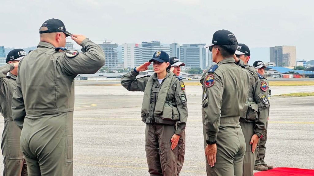 Mujer piloto fortalece capacidades operativas de la FAE