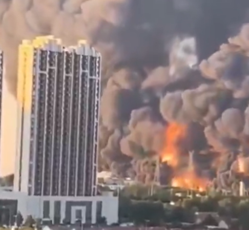 Voraz incendio genera enorme columna de humo sobre la ciudad china de Qingdao