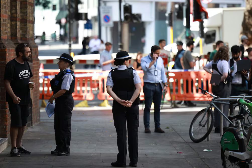 Cuatro hombres resultan heridos en ataque con arma blanca en Londres