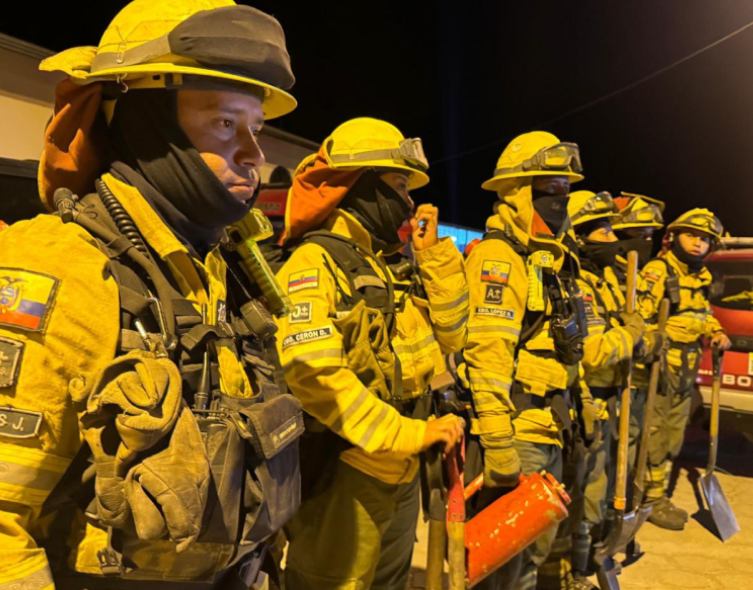 Bomberos de Quito combaten incendios forestales tras 36 horas de emergencia