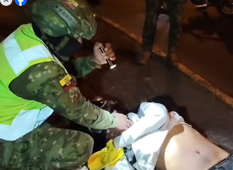 Militares auxilian a ciudadano tras accidente en Rumiñahui