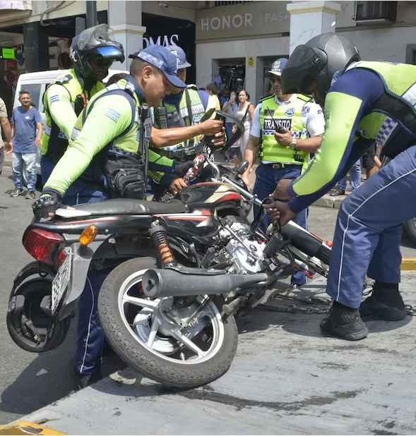 Motociclistas sin licencia en Guayaquil se exponen a multa de $482 y tres días de aprehensión
