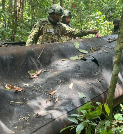 Inhabilitan presunta refinería clandestina de crudo en Lago Agrio