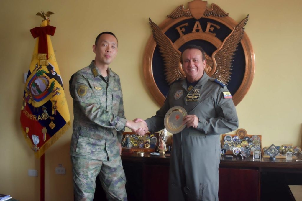 Comandante de la FAE recibe visita protocolar del Agregado de Defensa de China