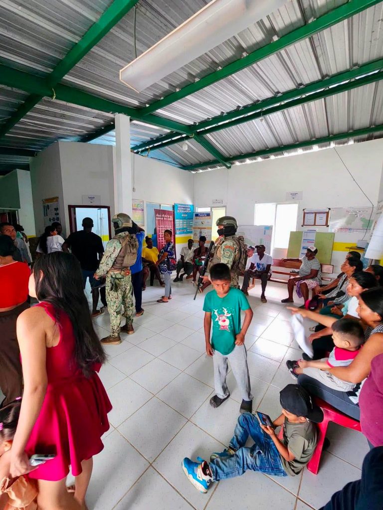 Armada del Ecuador lleva atención médica a comunidades del río Cayapas en Esmeraldas