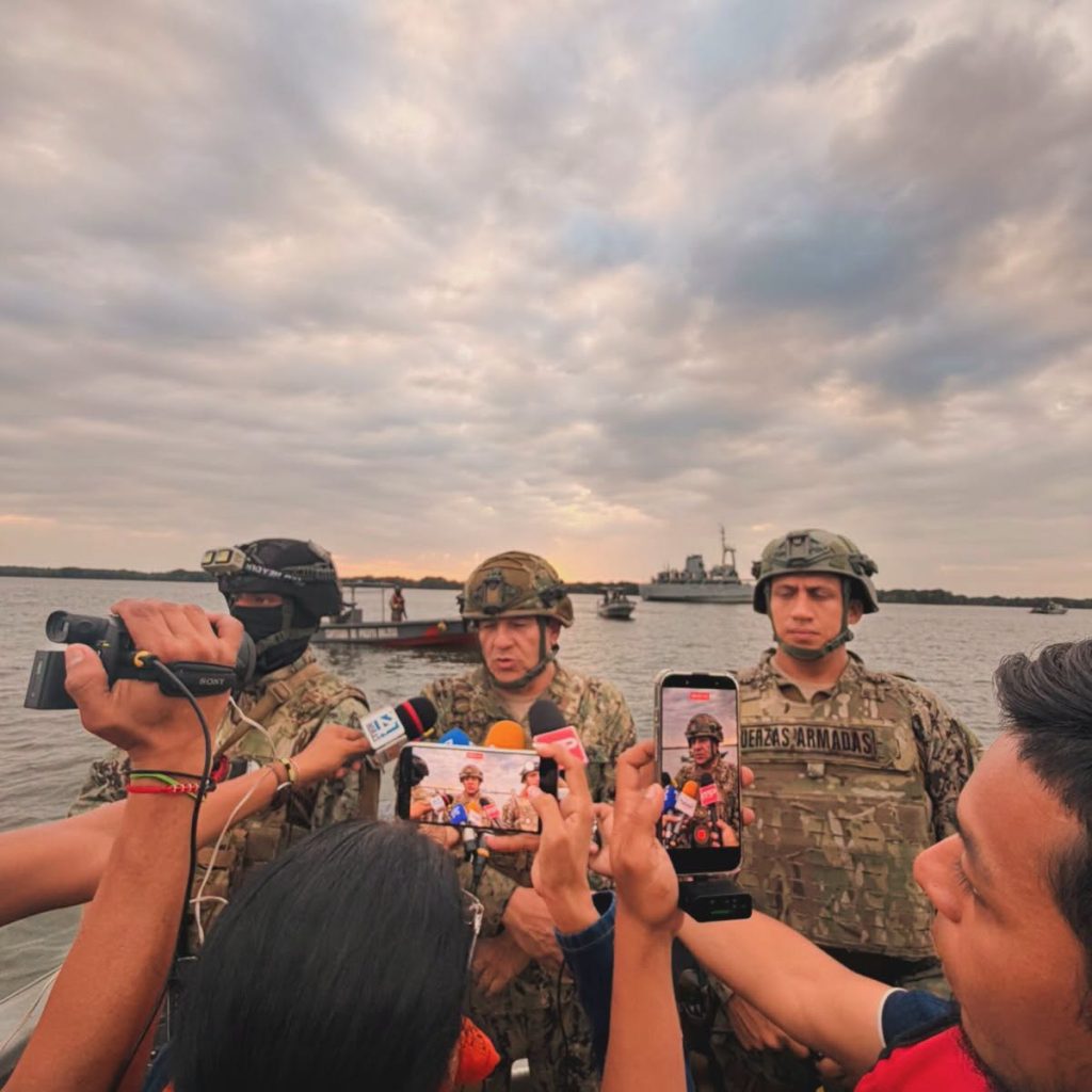 Comandante General de la Armada supervisó operaciones militares en Puerto Bolívar