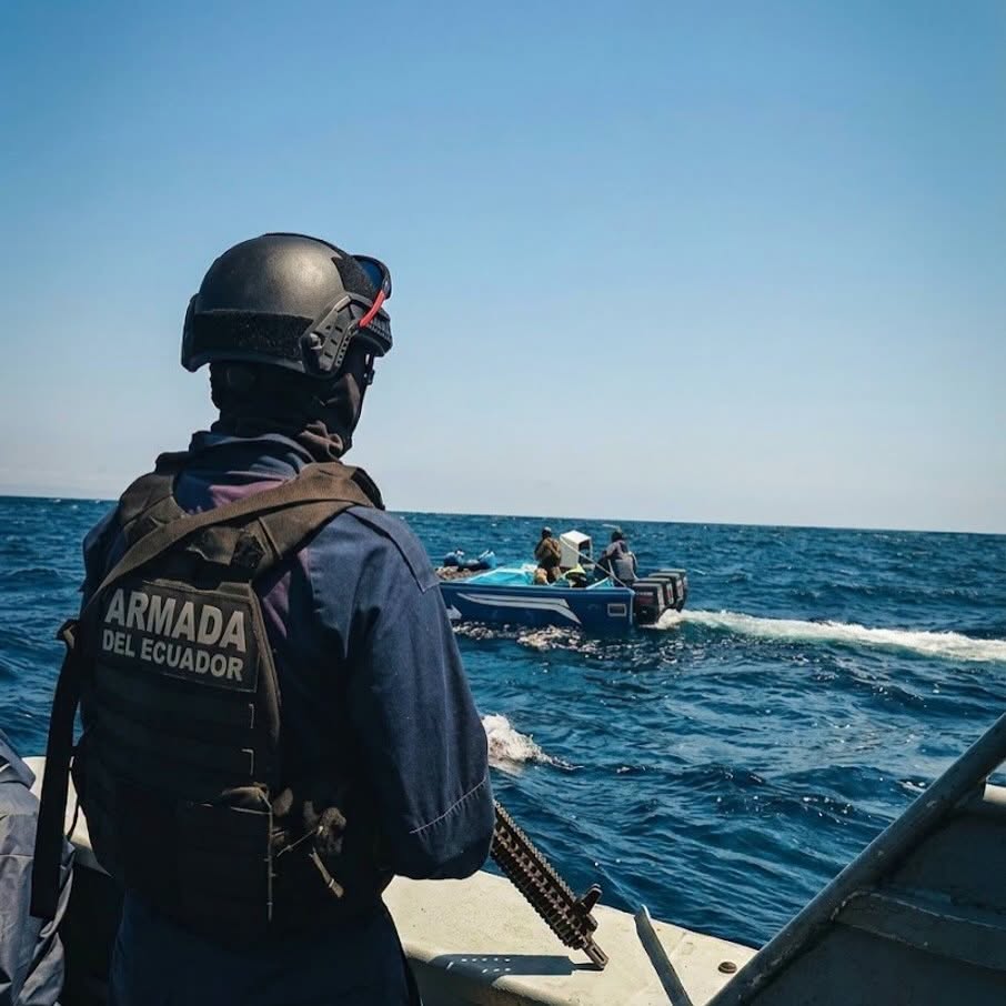 Armada del Ecuador intercepta embarcación con presunta droga frente a Bahía de Caráquez