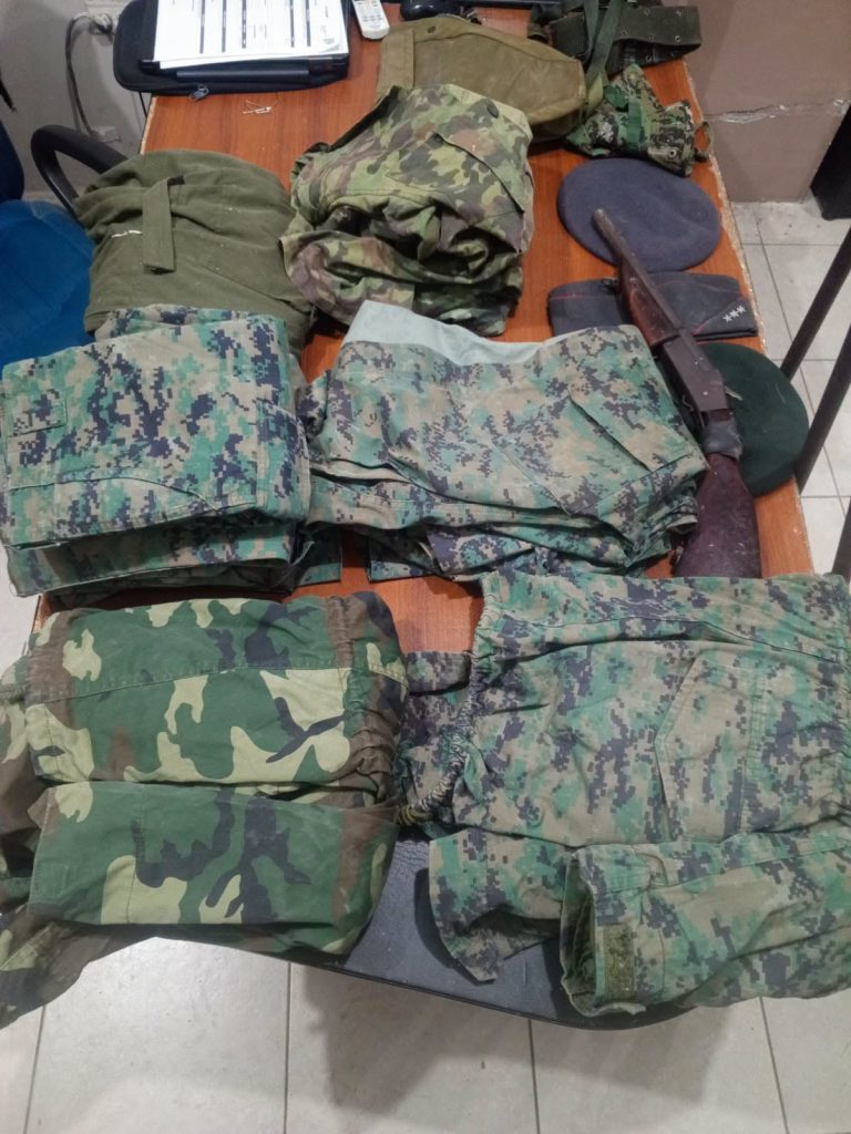 Ejército ejecuta operativo y decomisa armas e indumentaria en La Troncal
