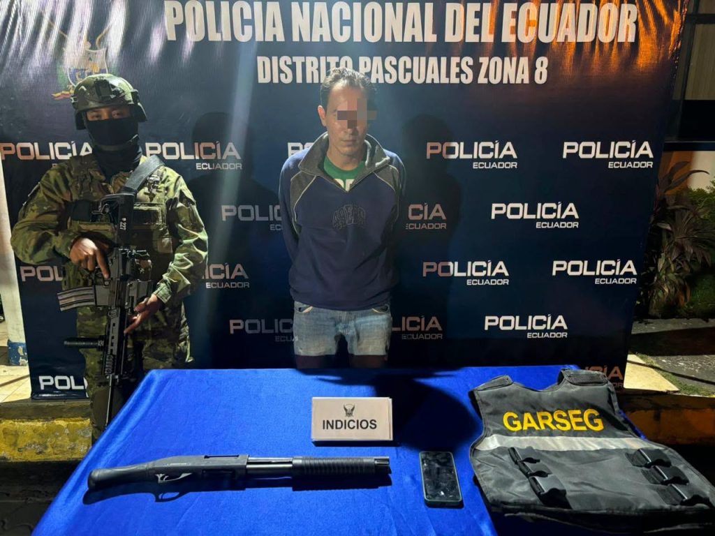 Allanamiento en Pascuales permite decomisar arma y prendas de seguridad