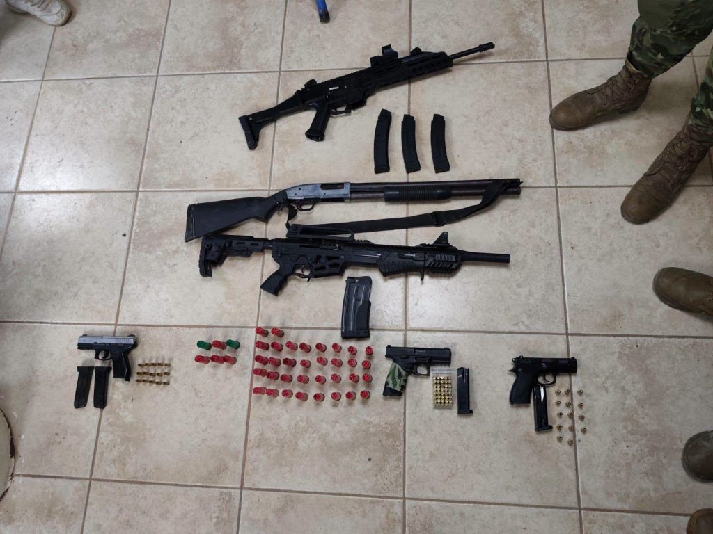 Ejército interviene y decomisa armamento durante operativo en Vinces
