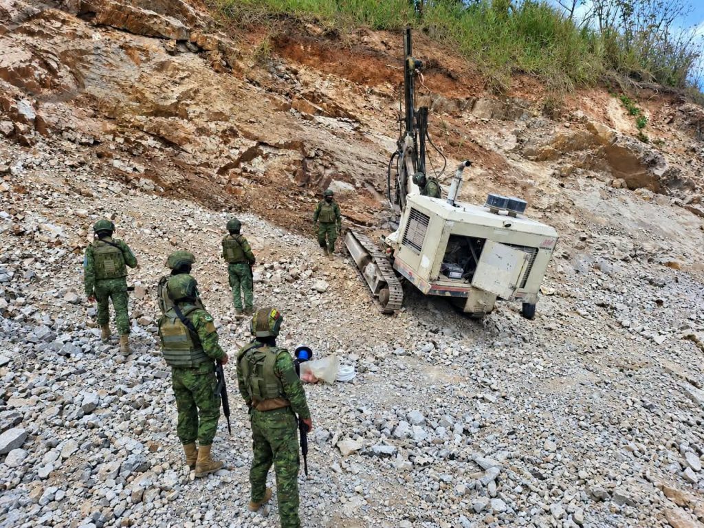FF. AA. inhabilitan maquinaria para minería ilegal
