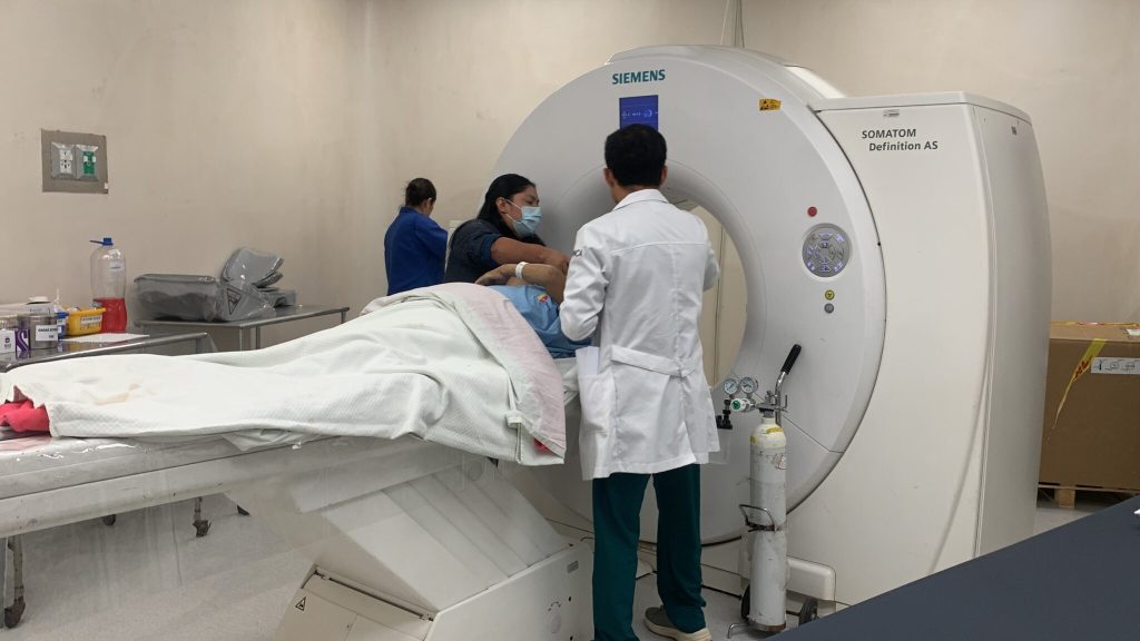 Hospital Vicente Corral Moscoso reactiva tomógrafo de alta tecnología