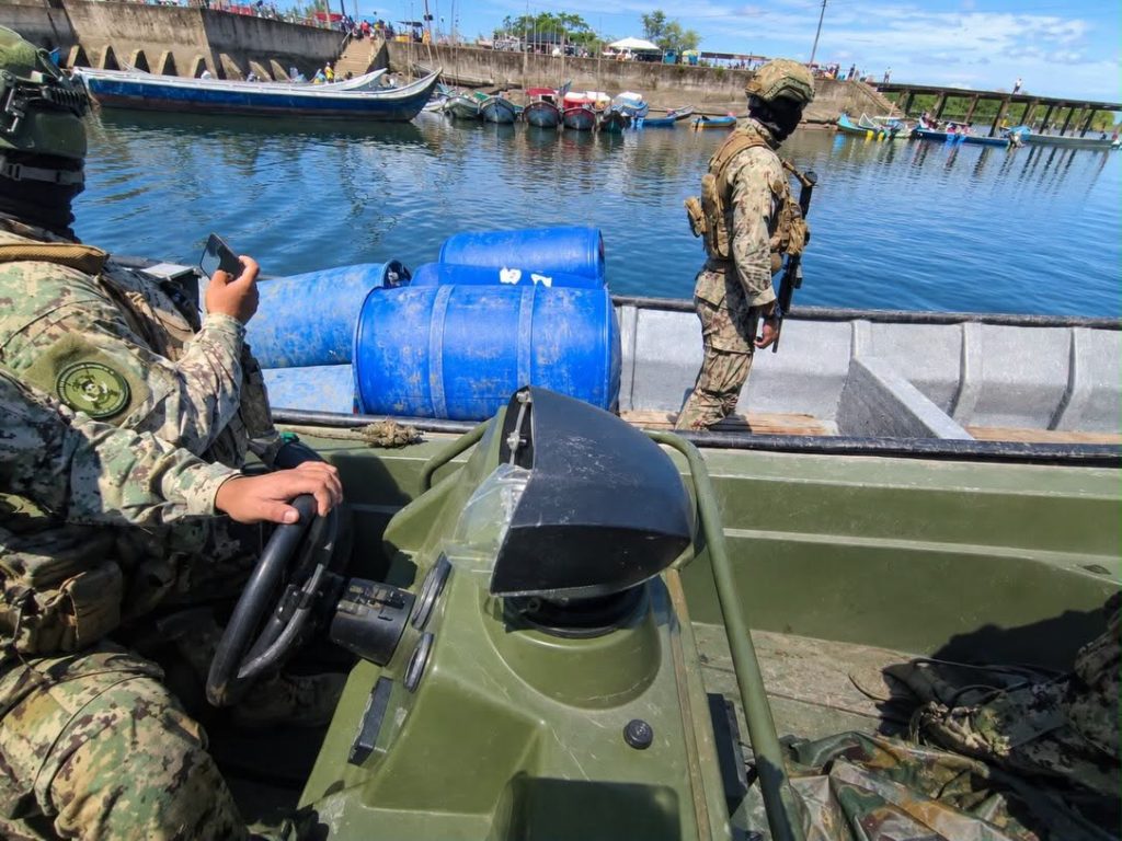 Armada del Ecuador incauta combustible y motores en San Lorenzo