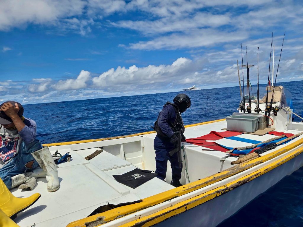 Embarcaciones de pesca ilegal son retenidas en Galápagos